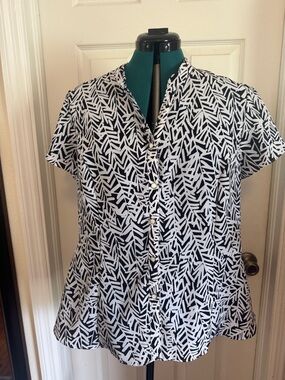 Elementz Black and White Abstract Print Button-Down Top